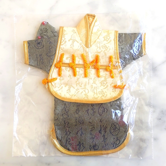 NWT.Wine Bottle Cover: Chinese Silk Brocade Green Yellow Gold Men's Outfit w/Hat - Picture 4 of 4